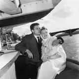 Romy Schneider im Arm von Horst Buchholz auf einem Schiff auf der Pariser Seine