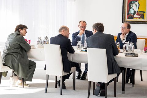 Olaf Scholz, Friedrich Merz, Lars Klingbeil und Alexander Dobrindt diskutieren, Saskia Esken sitzt etwas abseits