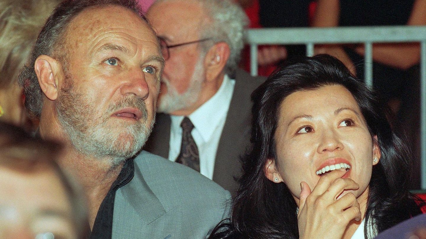 Gene Hackman, bärtiger älterer Mann und seine Frau, schwarze Haare, im Jahr 1993