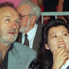 Gene Hackman, bärtiger älterer Mann und seine Frau, schwarze Haare, im Jahr 1993