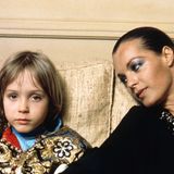 Romy Schneider schaut ihren blonden Sohn David von der Seite an