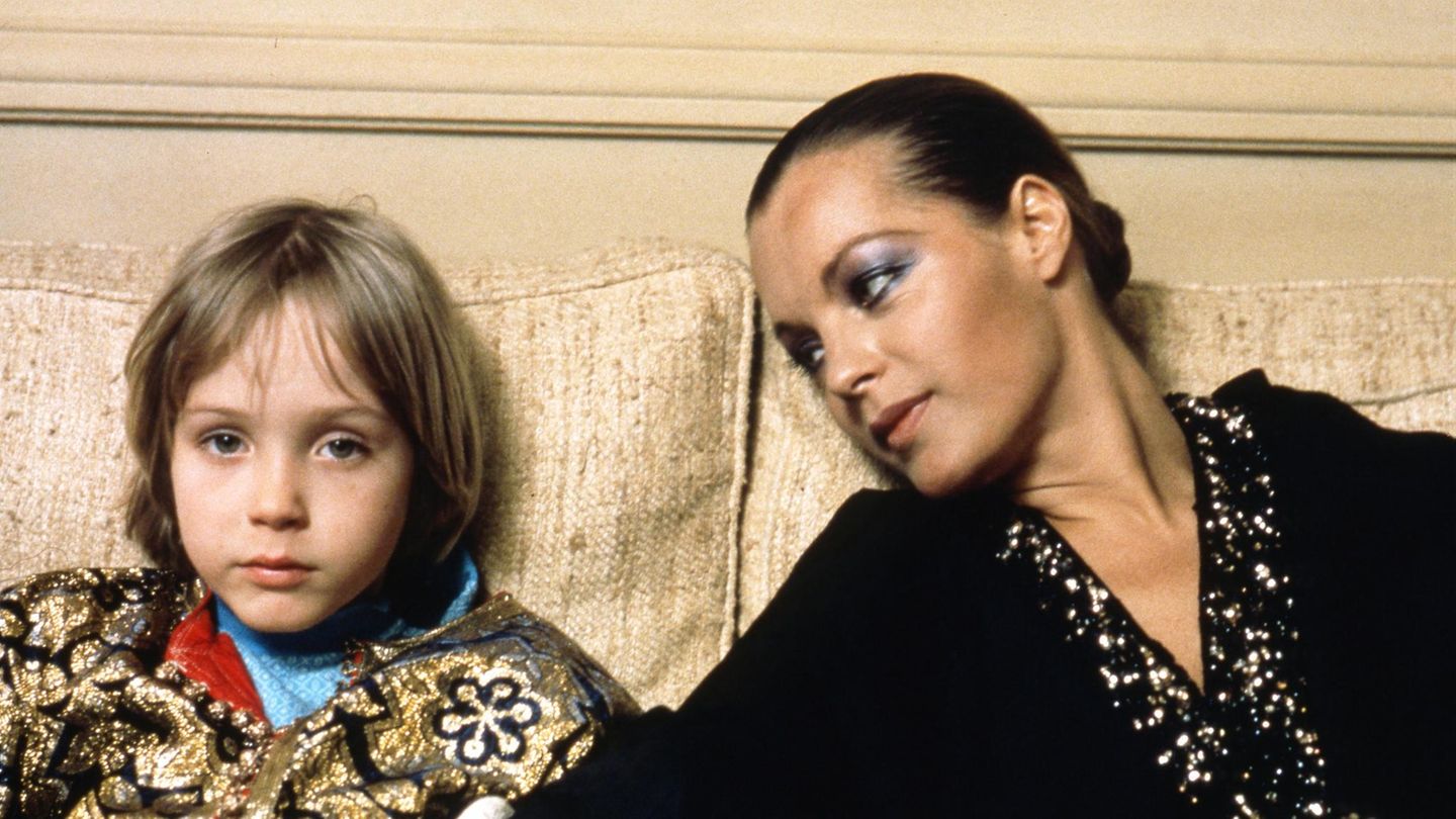 Romy Schneider schaut ihren blonden Sohn David von der Seite an