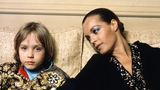 Romy Schneider schaut ihren blonden Sohn David von der Seite an