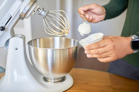 Eine Person nutzt die KitchenAid