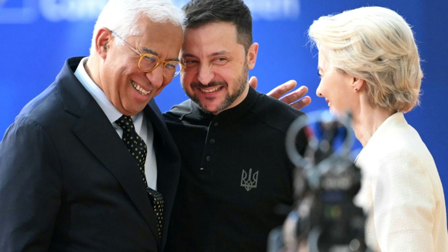Selenskyj (Mi.) mit EU-Ratspräsident Costa und Kommissionschefin von der Leyen