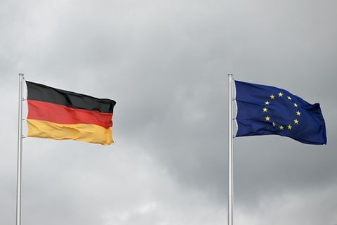 Flaggen Deutschlands und der EU