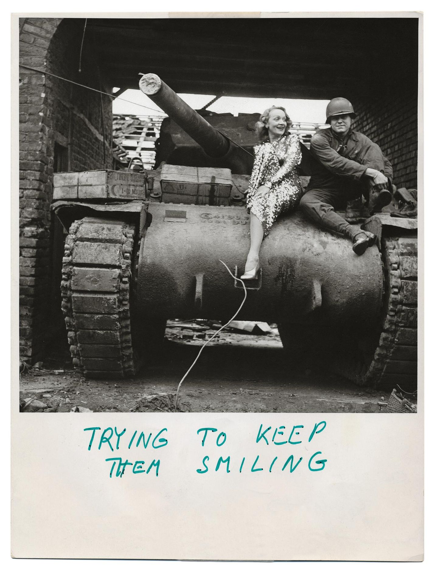 Marlene Dietrich mit Panzer