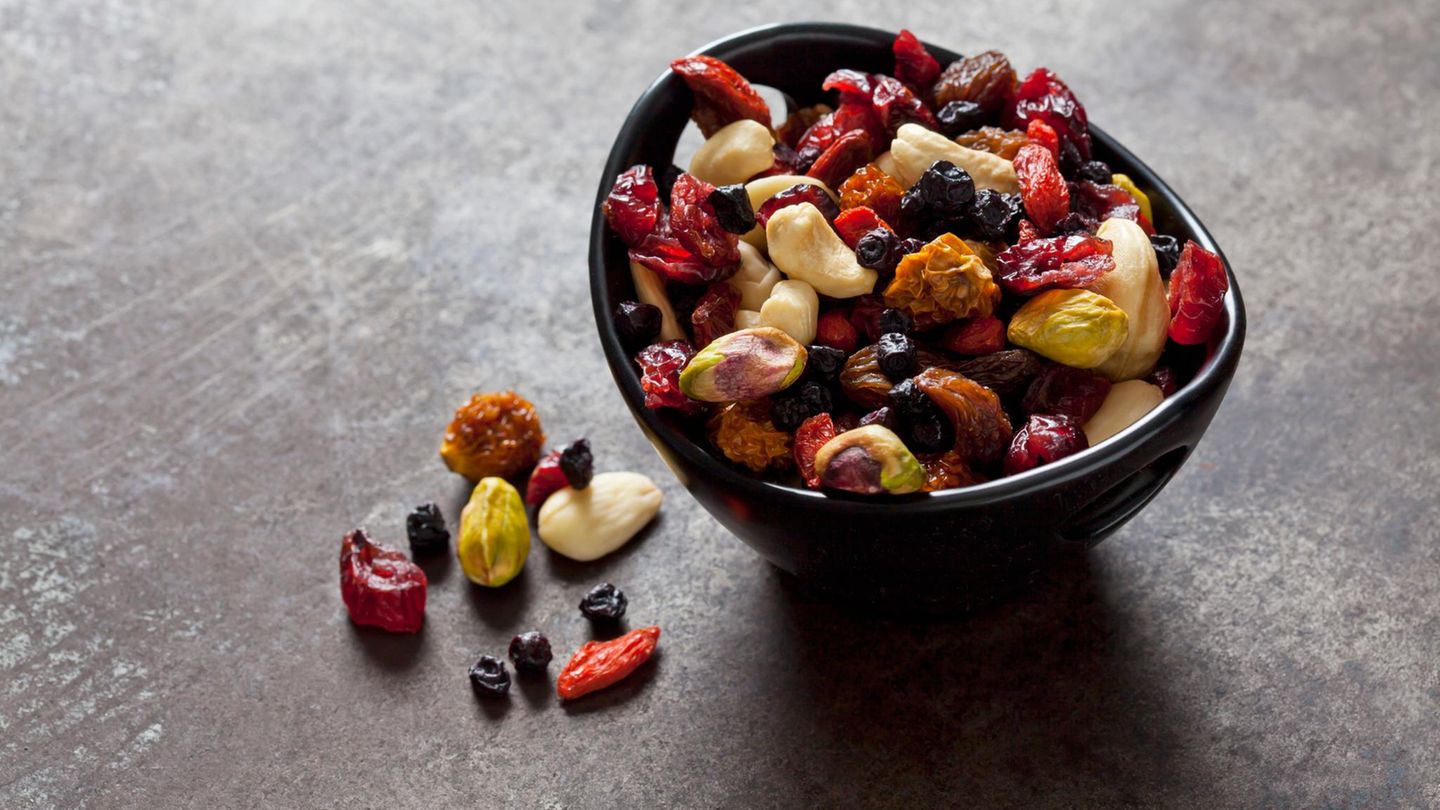Schüssel mit getrockneten Beeren und Nüssen