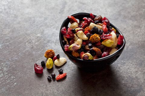 Schüssel mit getrockneten Beeren und Nüssen