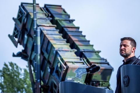 Wolodymyr Selenskyj  vor einem Patriot-Luftabwehrsystem