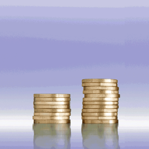 Equal Pay Day: Zwei Geldstapel aus Münzen