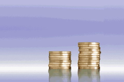 Equal Pay Day: Zwei Geldstapel aus Münzen