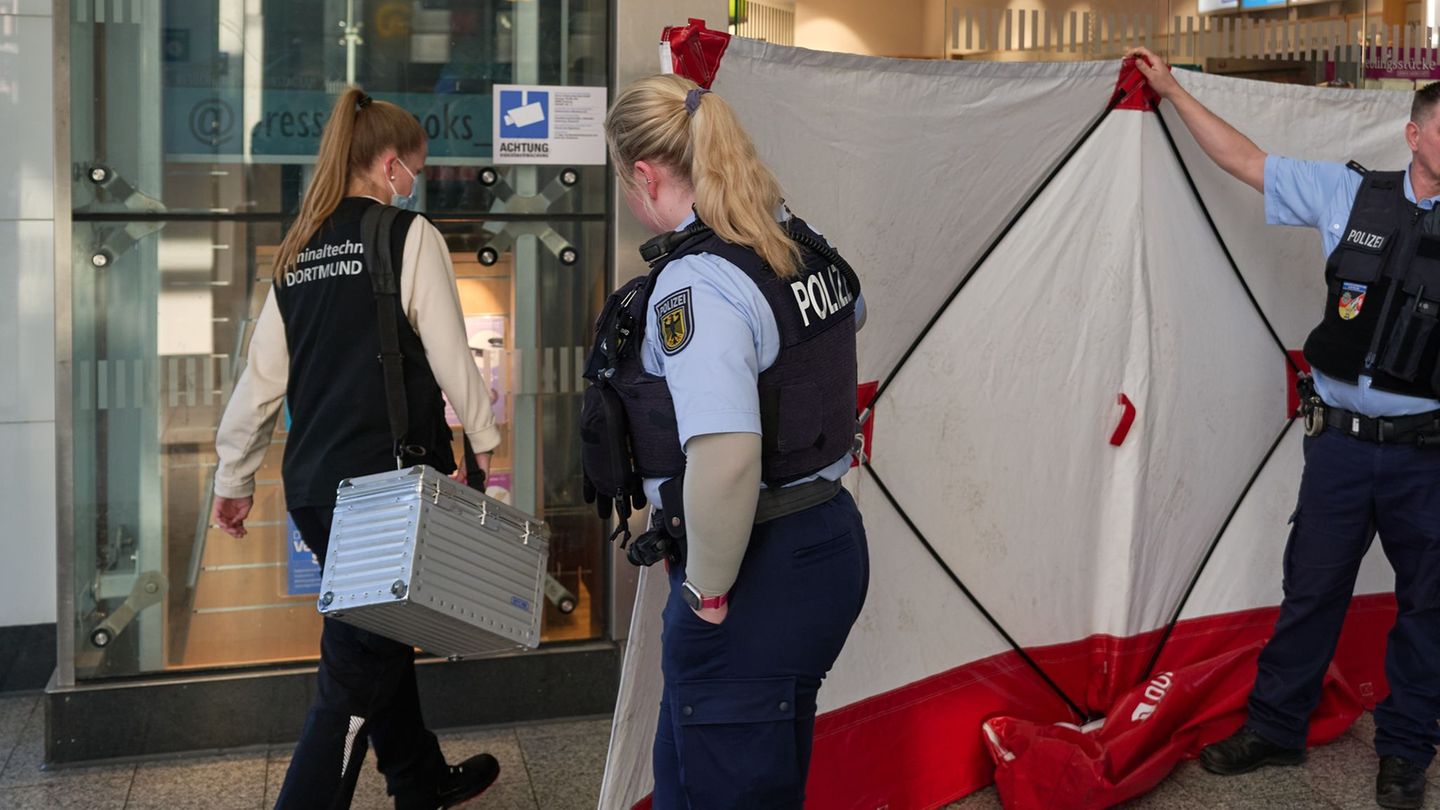 Polizisten verdecken den Tatort in Dortmund mit einem Sichtschutz