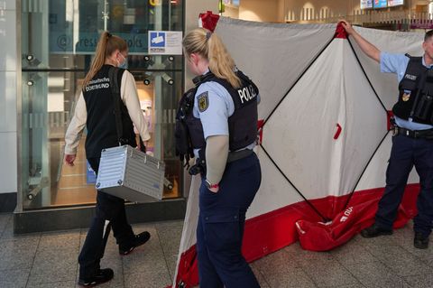 Polizisten verdecken den Tatort in Dortmund mit einem Sichtschutz