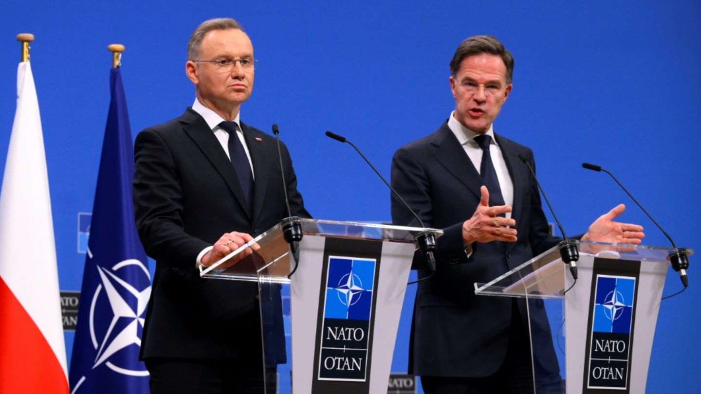 Rutte (re.) mit Duda im Nato-Hauptquartier