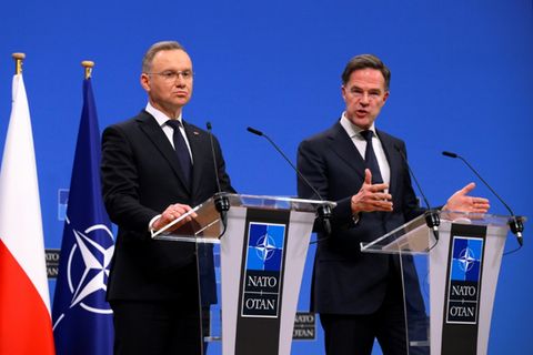 Rutte (re.) mit Duda im Nato-Hauptquartier
