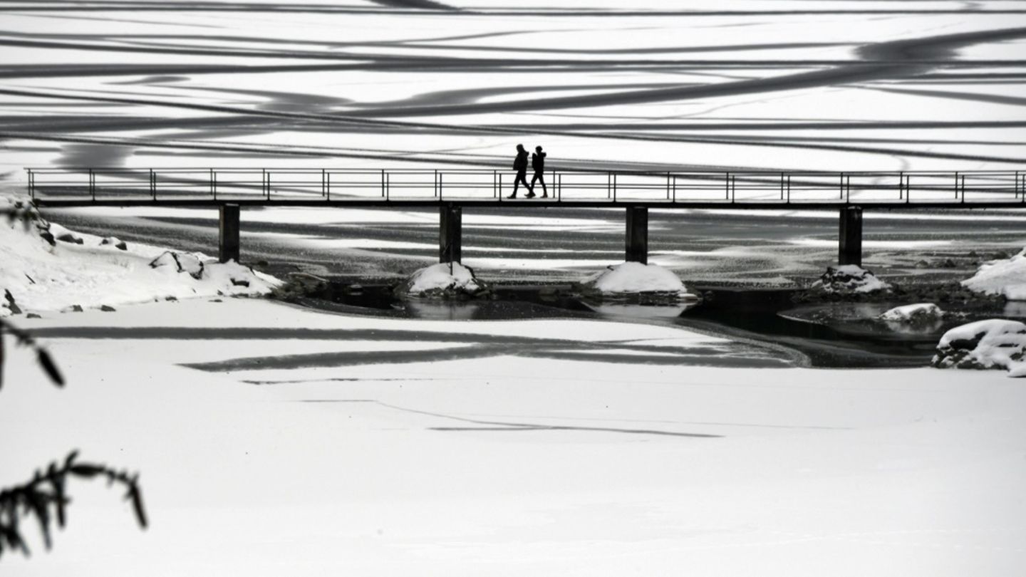 Der zugefrorene Eibsee im Winter (Archivbild)