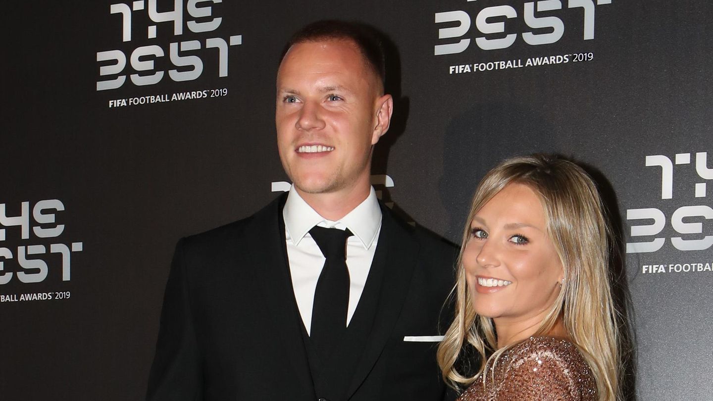 Marc-André ter Stegen und seine Ehefrau Daniela lächeln bei einer Gala im Jahr 2019
