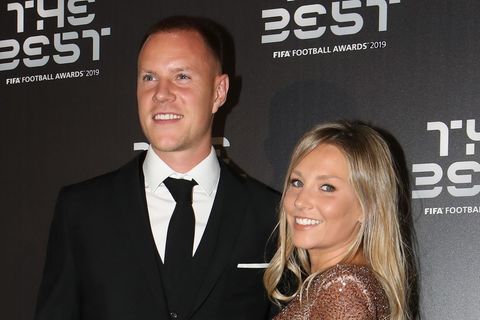 Marc-André ter Stegen und seine Ehefrau Daniela lächeln bei einer Gala im Jahr 2019