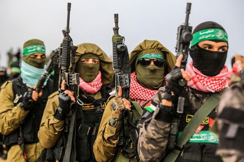 Bewaffnete der Hamas posieren im Kampf gegen Israel mit ihren Waffen