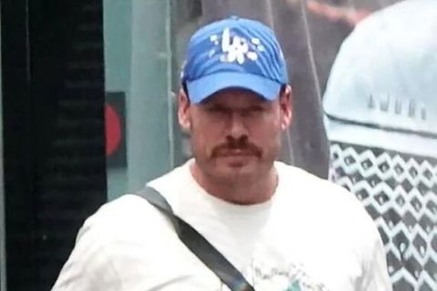 Der ehemalige olympische Snowboarder und kanadische Staatsbürger Ryan Wedding, 43, ist laut FBI auch unter den Pseudonymen "El Jefe", "Giant", "Public Enemy", "James Conrad King" und "Jesse King" bekannt. Er wurde in Thunder Bay, Kanada, geboren und startete bei den Olympischen Winterspielen in Salt Lake City 2002 im Snowboard-Riesenslalom.  Laut den US-Ermittlern leitet er inzwischen ein Drogenhandel-Netzwerk, das routinemäßig hunderte Kilogramm Kokain von Kolumbien über Mexiko und Südkalifornien nach Kanada und an andere Orte in den Vereinigten Staaten liefert   