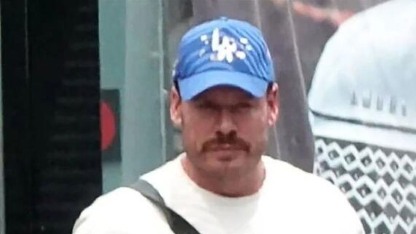 Der ehemalige olympische Snowboarder und kanadische Staatsbürger Ryan Wedding, 43, ist laut FBI auch unter den Pseudonymen "El Jefe", "Giant", "Public Enemy", "James Conrad King" und "Jesse King" bekannt. Er wurde in Thunder Bay, Kanada, geboren und startete bei den Olympischen Winterspielen in Salt Lake City 2002 im Snowboard-Riesenslalom.  Laut den US-Ermittlern leitet er inzwischen ein Drogenhandel-Netzwerk, das routinemäßig hunderte Kilogramm Kokain von Kolumbien über Mexiko und Südkalifornien nach Kanada und an andere Orte in den Vereinigten Staaten liefert   