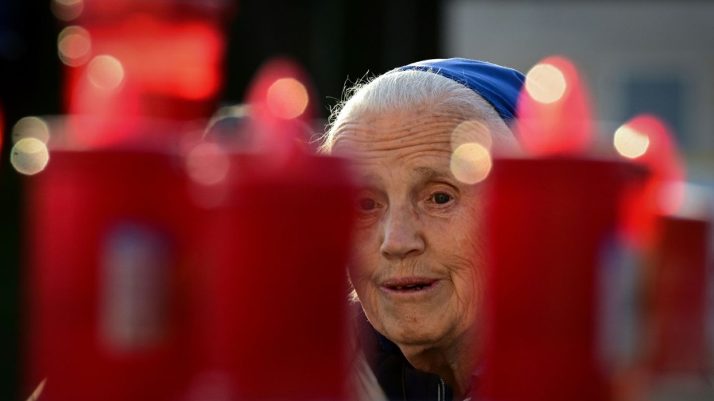 Betende Nonne vor dem Gemelli-Krankenhaus in Rom