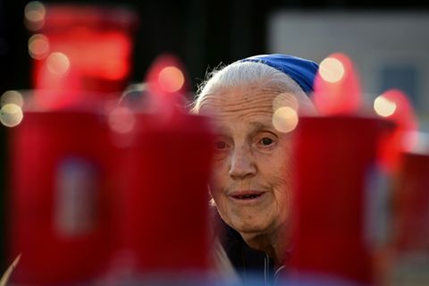 Betende Nonne vor dem Gemelli-Krankenhaus in Rom