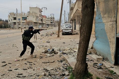 Mitglied der syrischen Sicherheitskräfte am Mittwoch in Sanamayn
