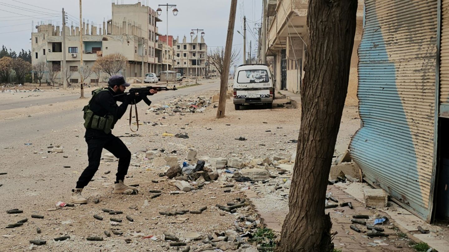 Mitglied der syrischen Sicherheitskräfte am Mittwoch in Sanamayn