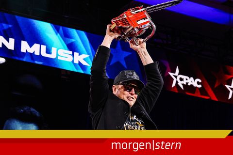 Elon Musk hält eine Säge in die Luft