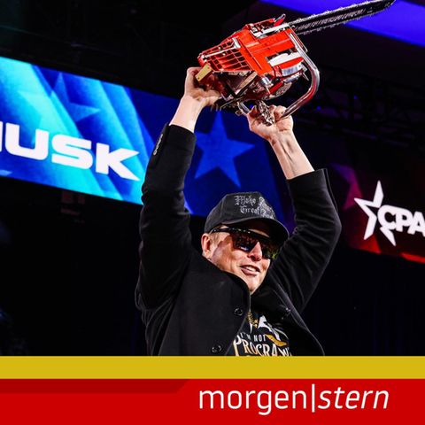 Elon Musk hält eine Säge in die Luft