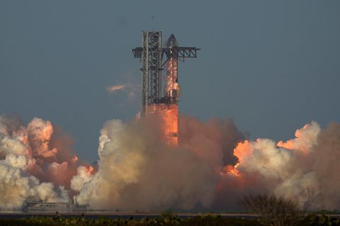 Die Rakete "Starship" von Elon Musks Firma SpaceX hebt zu einem Testflug von der Starbase in Boca Chica ab