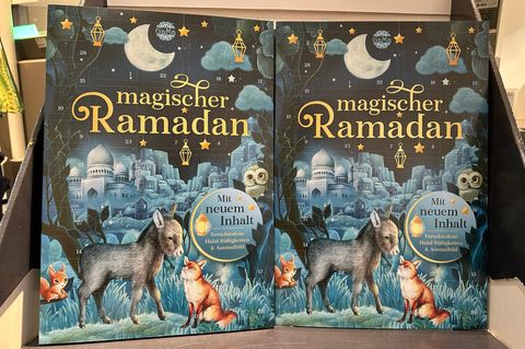 Ramadan-Kalender warten in der Auslage in einem Drogeriemarkt in Berlin