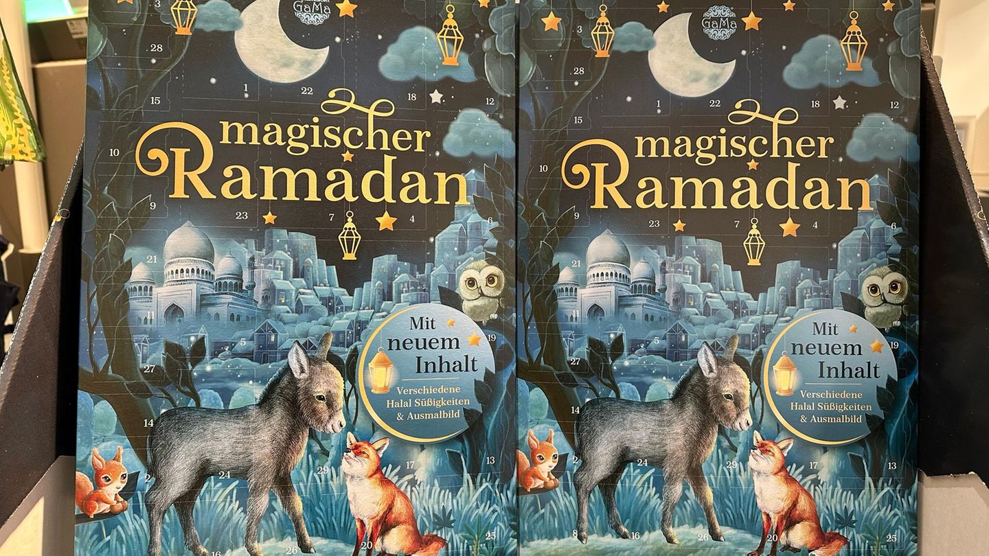 Ramadan-Kalender warten in der Auslage in einem Drogeriemarkt in Berlin