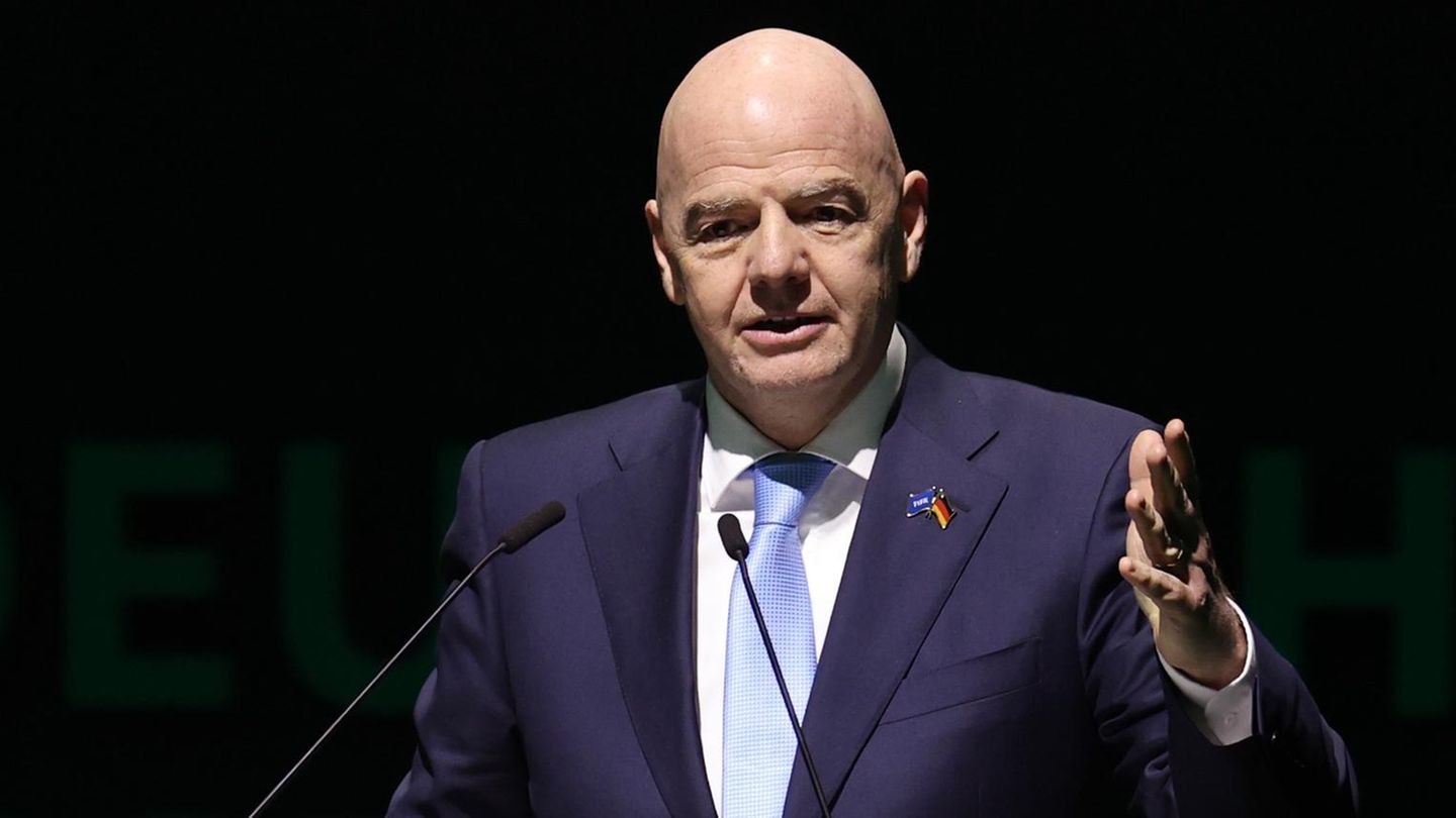 Fifa-Boss Gianni Infantino will den Vorschlag prüfen lassen, beim WM-Turnier 2030 64 Mannschaften spielen zu lassen