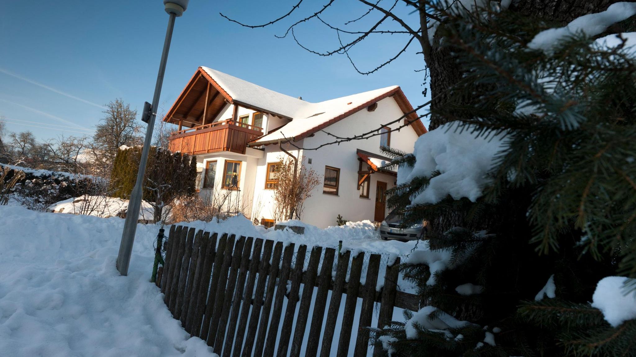 Das Eigenheim der Familie B. im Schnee