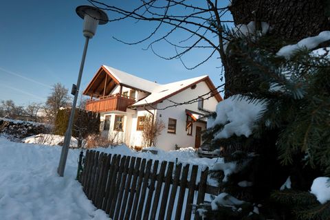 Das Eigenheim der Familie B. im Schnee