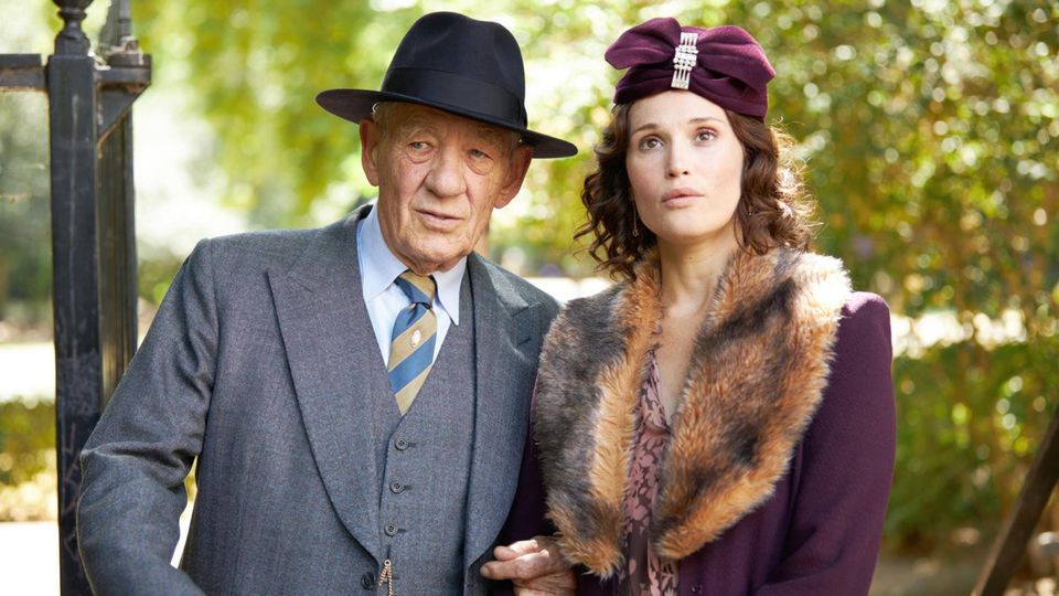 Ian McKellen und Gemma Arterton in einer Szene von "The Critic"