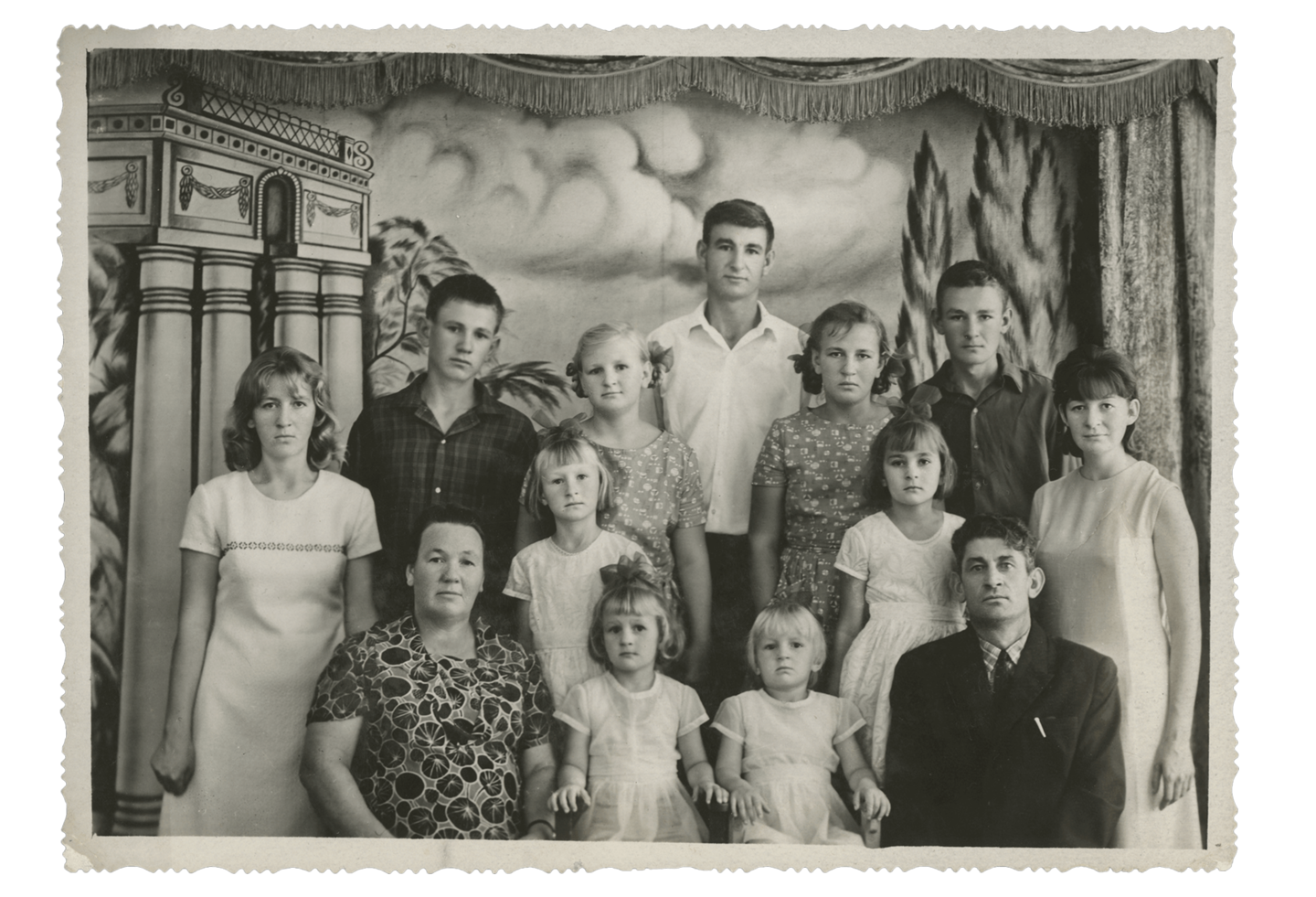 Ungewollte Minderheit Ein schwarz-weiß Bild aus dem Familienalbum. Es zeigt Unruhs Großeltern mit ihren elf Kindern, eins davon Unruhs Mutter
