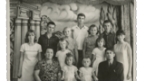 Ein schwarz-weiß Bild aus dem Familienalbum. Es zeigt Unruhs Großeltern mit ihren elf Kindern, eins davon Unruhs Mutter