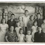 Ein schwarz-weiß Bild aus dem Familienalbum. Es zeigt Unruhs Großeltern mit ihren elf Kindern, eins davon Unruhs Mutter