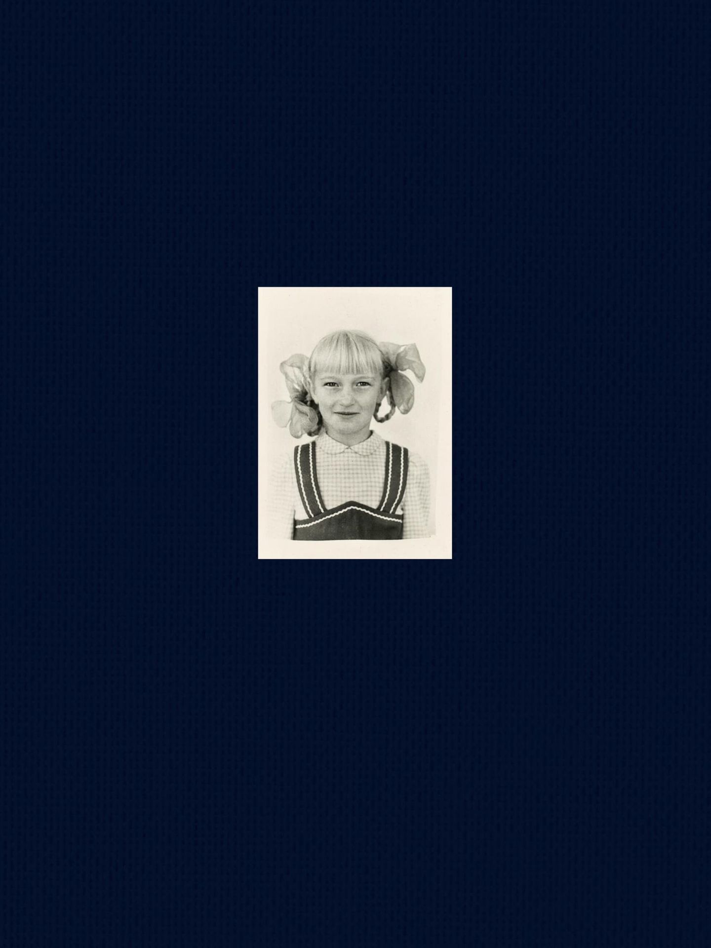Cover zu Irina Unruh - Where The Poplars Grow: zu sehen ist ein Porträt der Fotografin als Kind