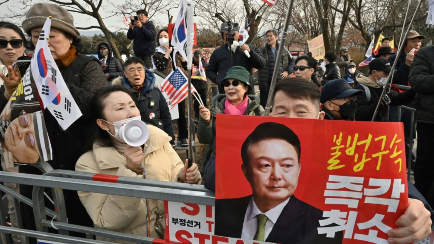 Anhänger Yoons fordern dessen sofortige Freilassung vor dem Gefängnis in Seoul