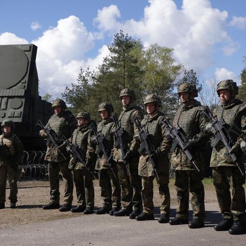 Reservisten eines Heimatschutz-Bataillons der Bundeswehr an einer Patriot-Luftabwehr-Batterie auf dem Truppenübungsplatz Munster in Niedersachsen.