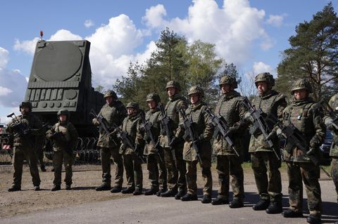 Reservisten eines Heimatschutz-Bataillons der Bundeswehr an einer Patriot-Luftabwehr-Batterie auf dem Truppenübungsplatz Munster in Niedersachsen.