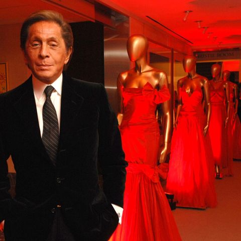 Valentino Garavani mit roten Roben