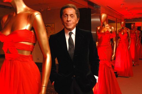 Valentino Garavani mit roten Roben