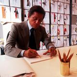 Valentino Garavani am Schreibtisch