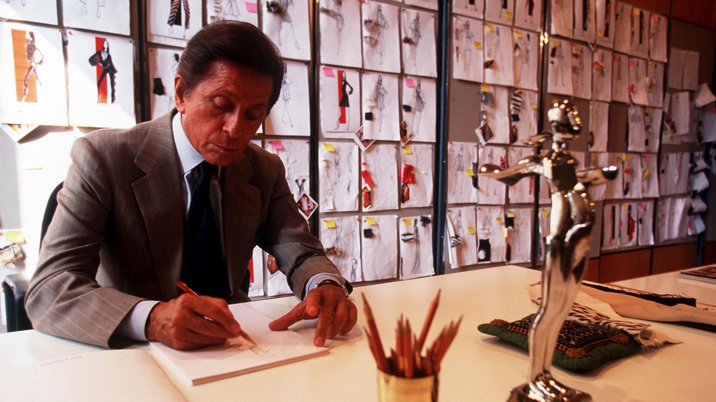 Valentino Garavani am Schreibtisch